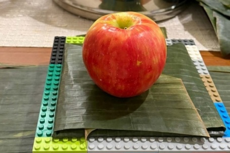 Vợ Việt ở Mỹ gây sốt khi gói bánh chưng bằng khuôn Lego