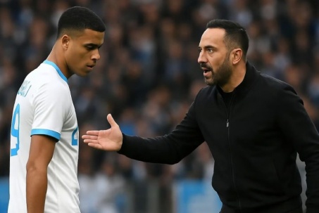 Đội Greenwood khủng hoảng: Sếp lớn từ chức, fan tràn vào khán đài VIP làm loạn