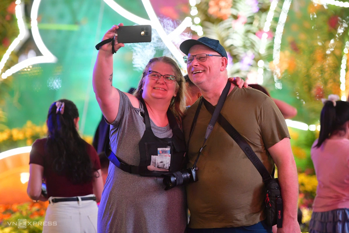 Du khách nước ngoài chụp hình lưu niệm trên đường hoa. Ảnh:&nbsp;Thanh Tùng