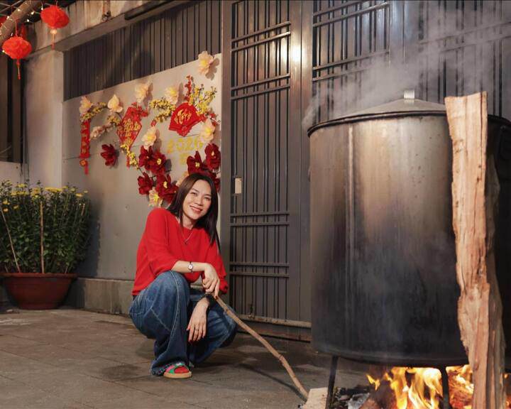 Ca sỹ Mỹ Tâm gác lại mọi công việc để về Đà Nẵng cùng gia đình chuẩn bị Tết. Gia đình cô vẫn duy trì truyền thống tự gói bánh tét, sên mứt thay vì mua ngoài hàng.