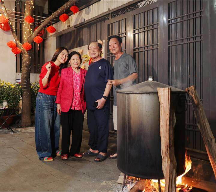 Ca sỹ Mỹ Tâm gác lại mọi công việc để về Đà Nẵng cùng gia đình chuẩn bị Tết. Gia đình cô vẫn duy trì truyền thống tự gói bánh tét, sên mứt thay vì mua ngoài hàng.