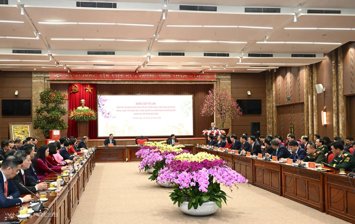 Tổng Bí thư Tô Lâm chúc Tết Thành ủy Hà Nội sau khi thăm hỏi người dân Thủ đô, đêm 29 tháng Chạp. Ảnh:&nbsp;Giang Huy