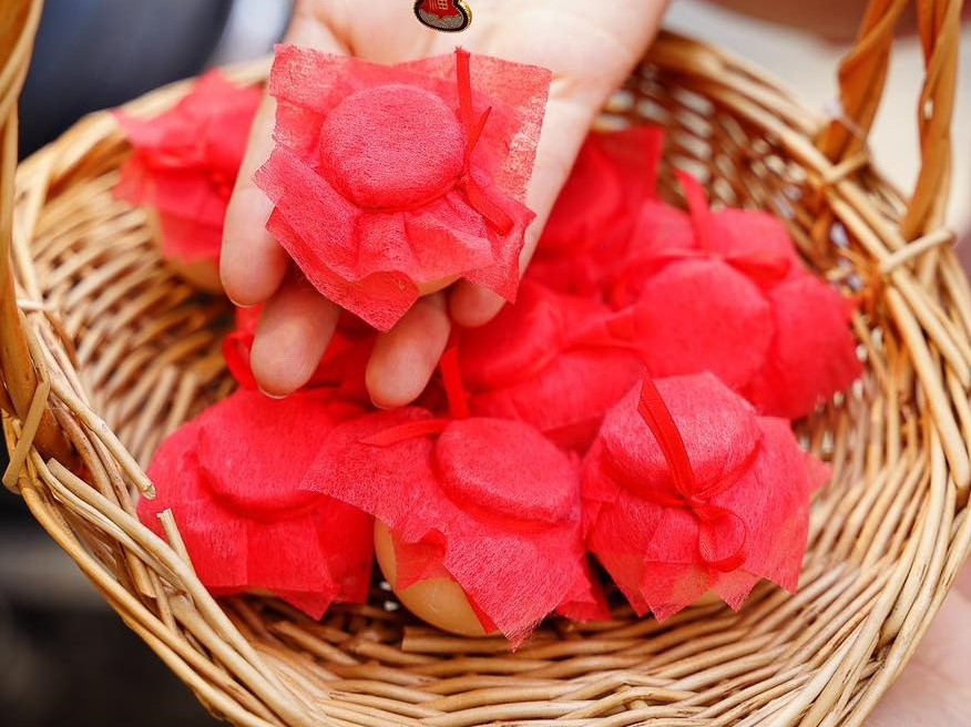 Muối cầu may được bán vào dịp đầu năm mới. (Ảnh: A Little leaf).