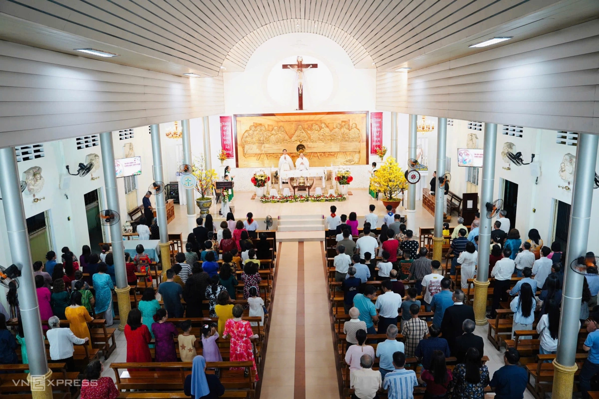 Giáo dân nghe thư chúc Tết trong đêm Thánh lễ. Ảnh:&nbsp;Nguyễn Đông