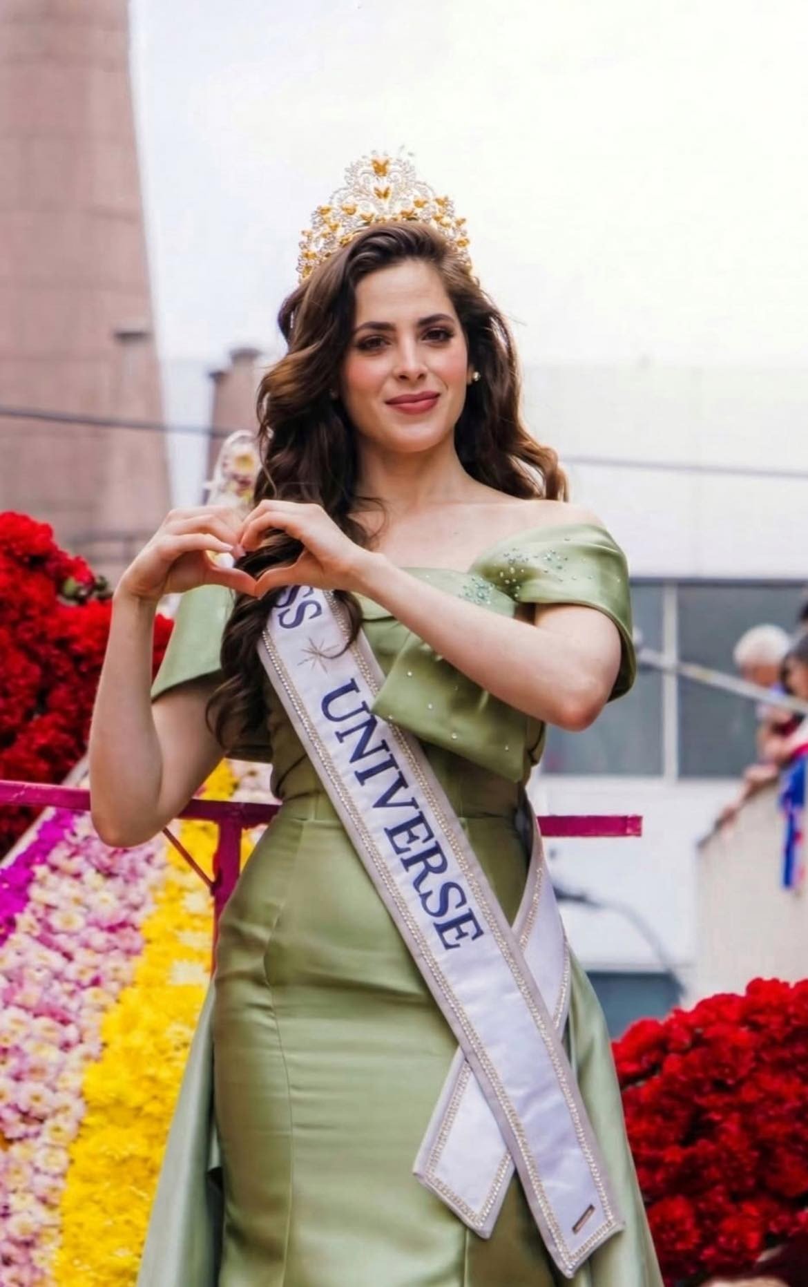 Fatima Bosch diễu hành ở Ecuador.