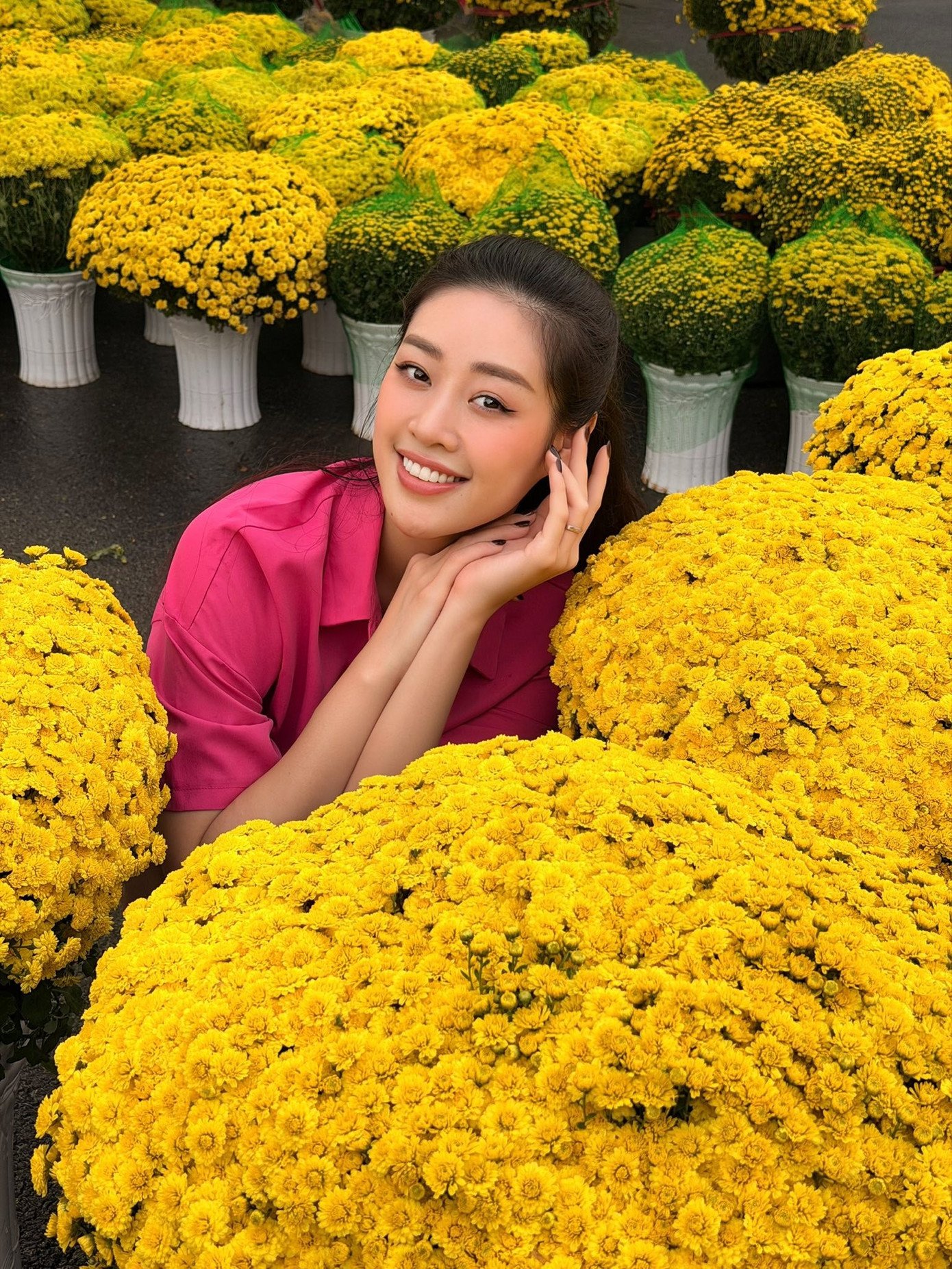 Hoa hậu Khánh Vân đầy rạng rỡ khi ra chợ hoa Tết để mua hoa trang trí nhà cửa. Dù ăn mặc rất đơn giản, trang điểm nhẹ nhưng nàng hậu vẫn có bộ ảnh xinh lung linh bên những chậu hoa Tết rực rỡ.