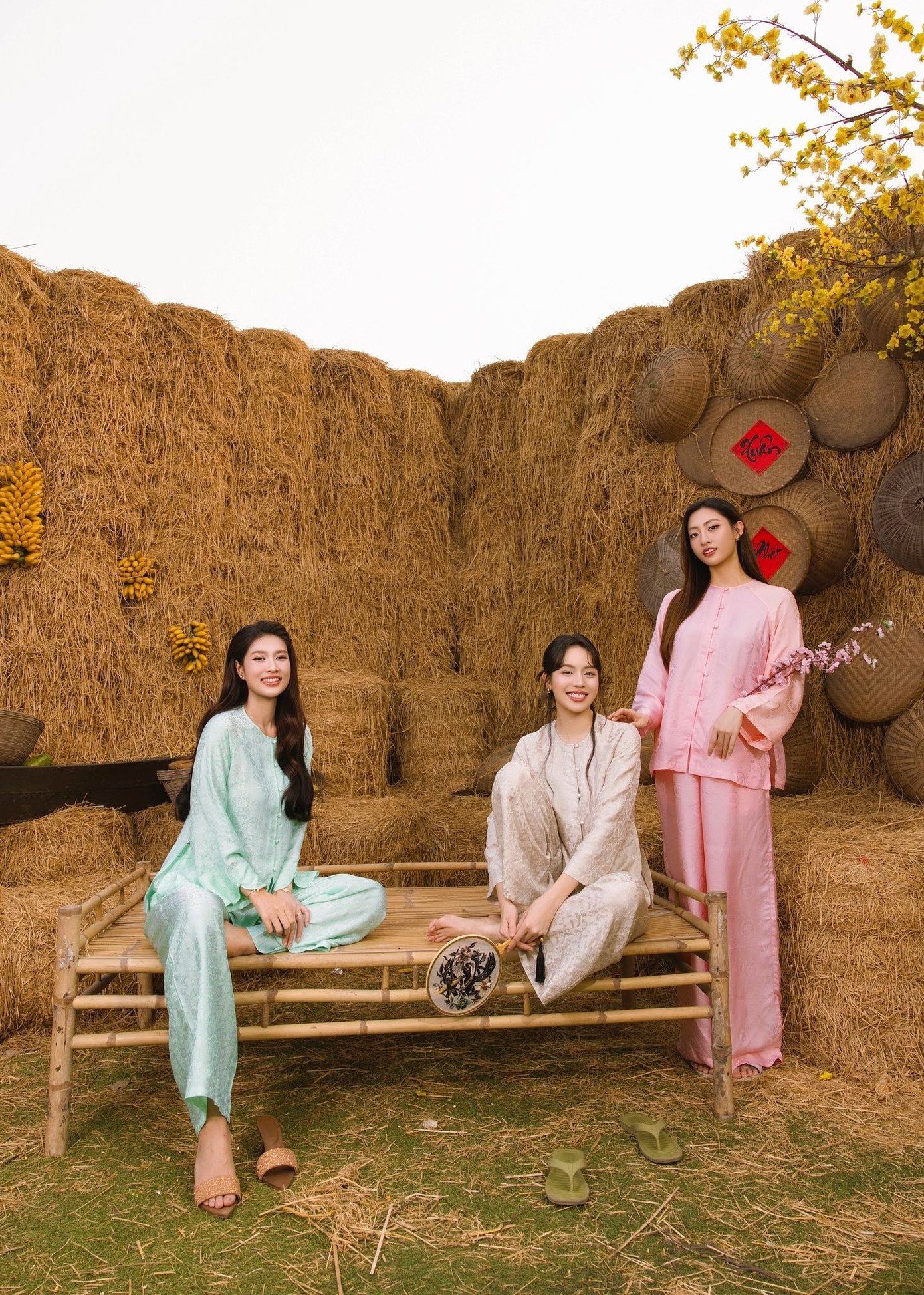 Hoa hậu Thanh Thủy cùng các đàn chị Lương Thùy Linh, Thiên Ân hóa thân thành thiếu nữ miền tây cùng nhau gói bánh, may đồ, tíu tít sửa soạn cho Tết sắp đến.