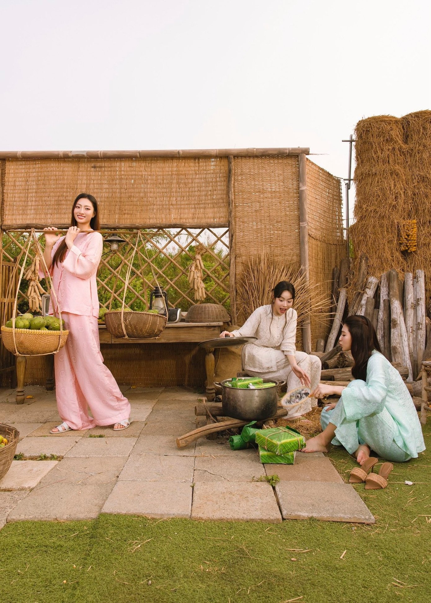 Hoa hậu Thanh Thủy cùng các đàn chị Lương Thùy Linh, Thiên Ân hóa thân thành thiếu nữ miền tây cùng nhau gói bánh, may đồ, tíu tít sửa soạn cho Tết sắp đến.