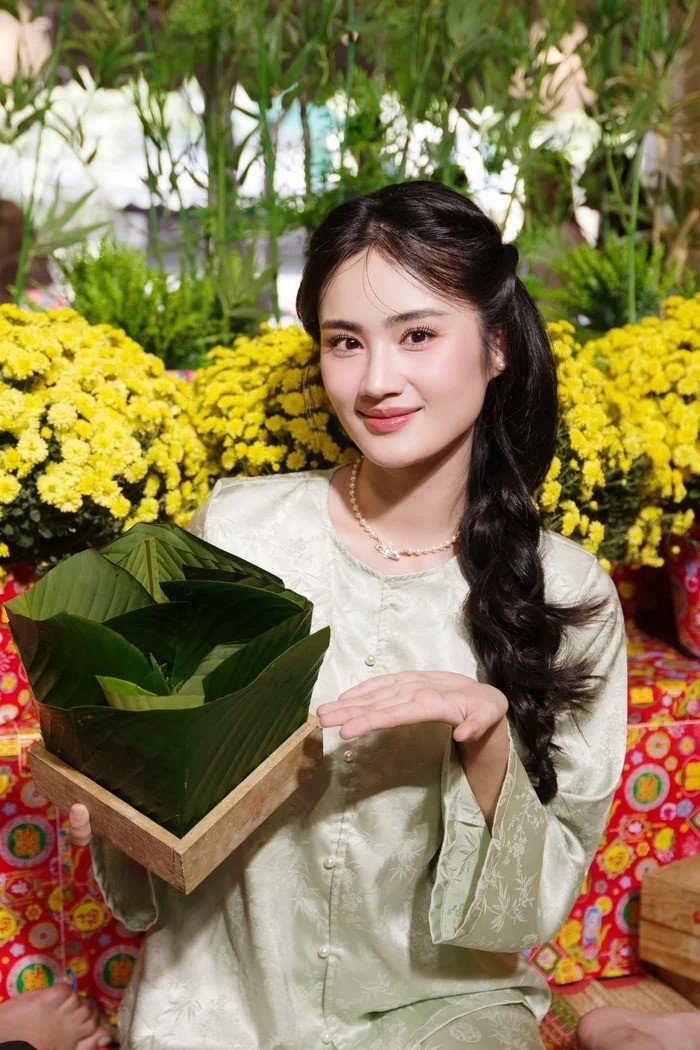 Nàng hậu còn tiết lộ mình có thể dọn dẹp, chăm chút nhà cửa suốt cả ngày mà không mệt mỏi. Còn khán giả cũng rất thú vị khi gặp Hoa hậu Ý Nhi ở phiên bản đời thường, mặc trang phục giản dị và chăm chỉ làm việc nhà.