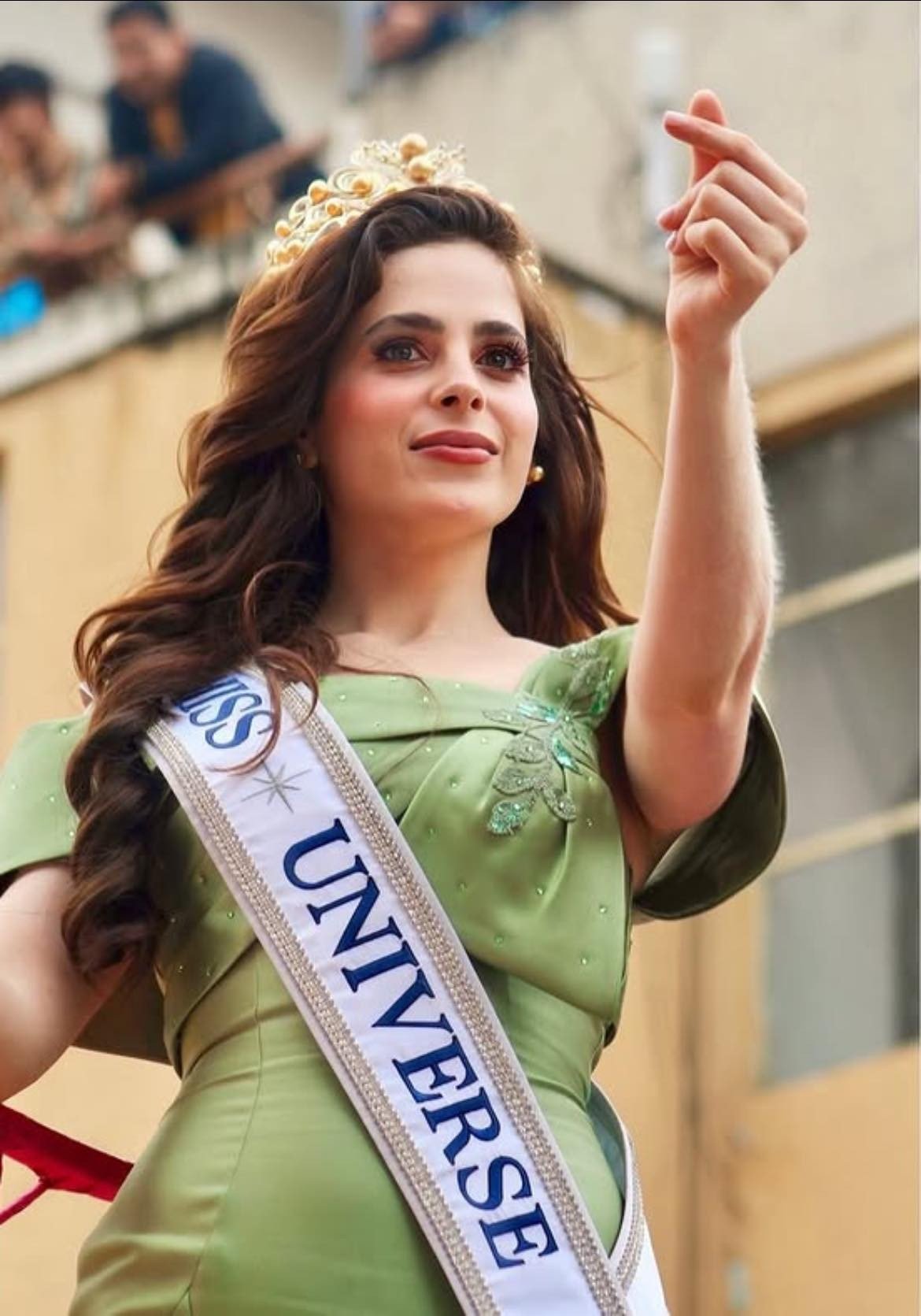 Fatima Bosch diễu hành ở Ecuador.