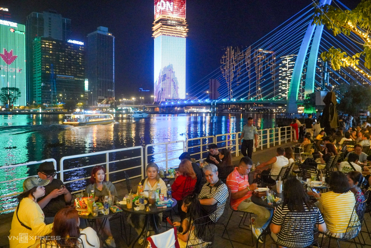 Người dân, du khách ăn uống ven sông Sài Gòn bên Thủ Thiêm. Ảnh:&nbsp;Giang Anh
