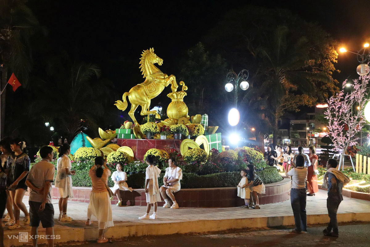 Người dân tập trung ở công viên trung tâm chờ đón giao thừa. Ảnh:&nbsp;Việt Quốc