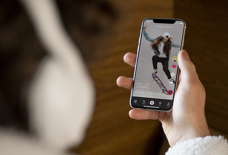 Lướt mạng xã hội, trong đó có video ngắn là một cách giải trí ngày Tết.