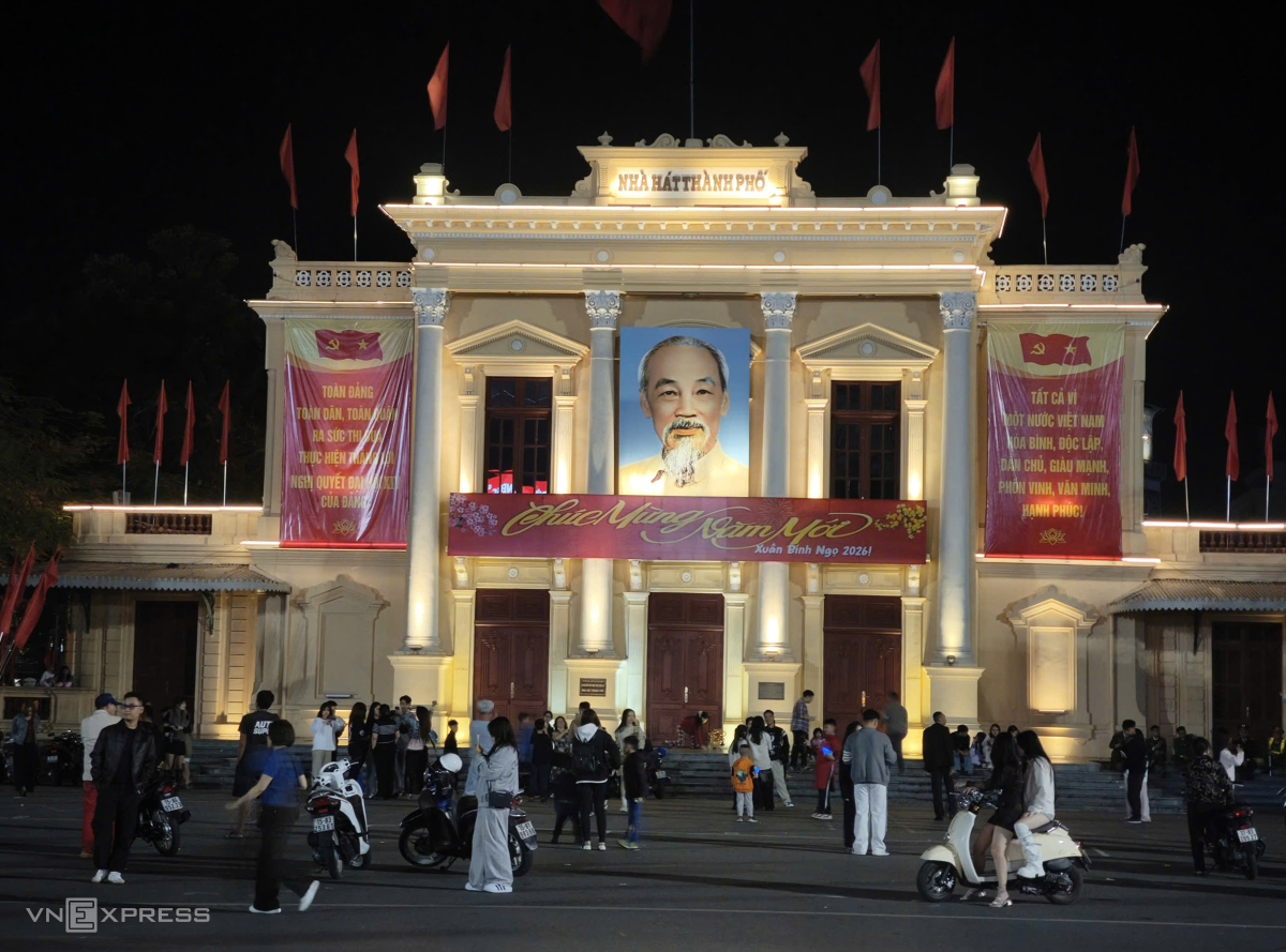 Khu vực Nhà hát TP Hải Phòng thoáng đãng đêm giao thừa. Ảnh: Lê Tân