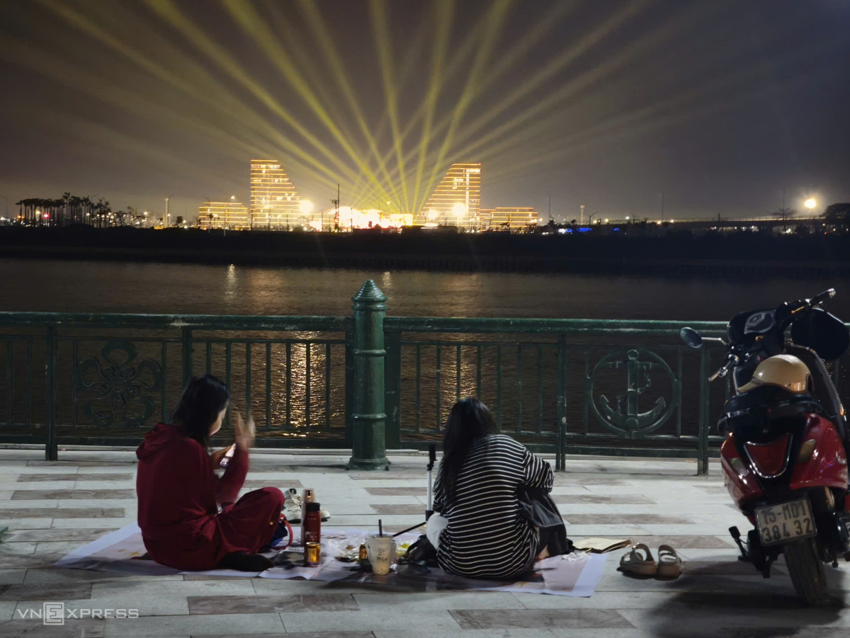 Người dân đến công viên ven sông Cấm đối diện Trung tâm Hành chính TP Hải Phòng từ sớm để lấy chỗ xem pháo hoa. Ảnh:&nbsp;Lê Tân