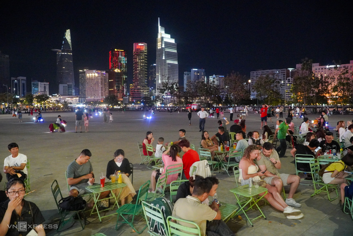 Người dân, du khách nước ngoài vui chơi, ăn uống bên kia sông Sài Gòn chờ xem pháo hoa giao thừa. Ảnh:&nbsp;Giang Anh