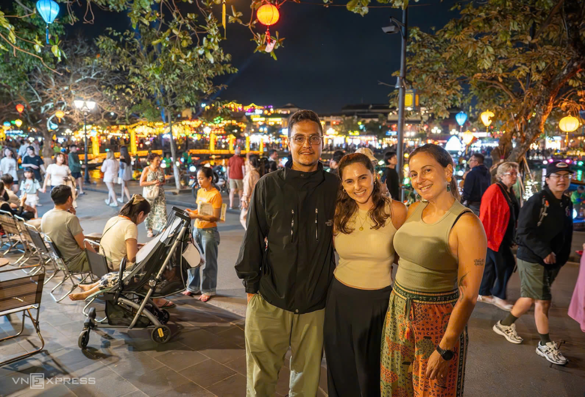 Fernanda cùng hai người bạn dạo chơi, cảm nhận Tết cổ truyền Việt Nam tại Hội An. Ảnh:&nbsp;Cường Art