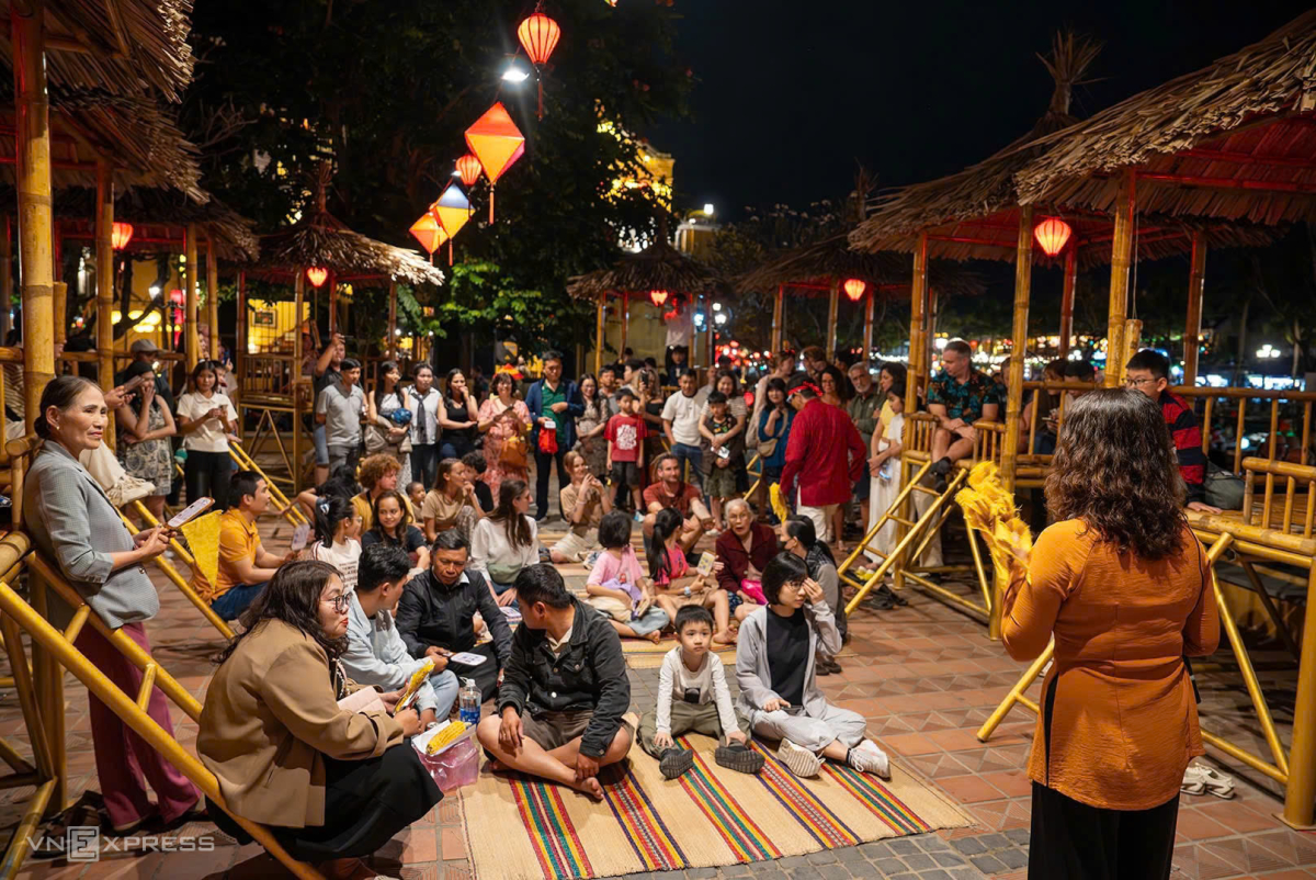 Nhiều du khách ngồi nghe hát bài chòi, thử vận may. Ảnh:&nbsp;Cường Art