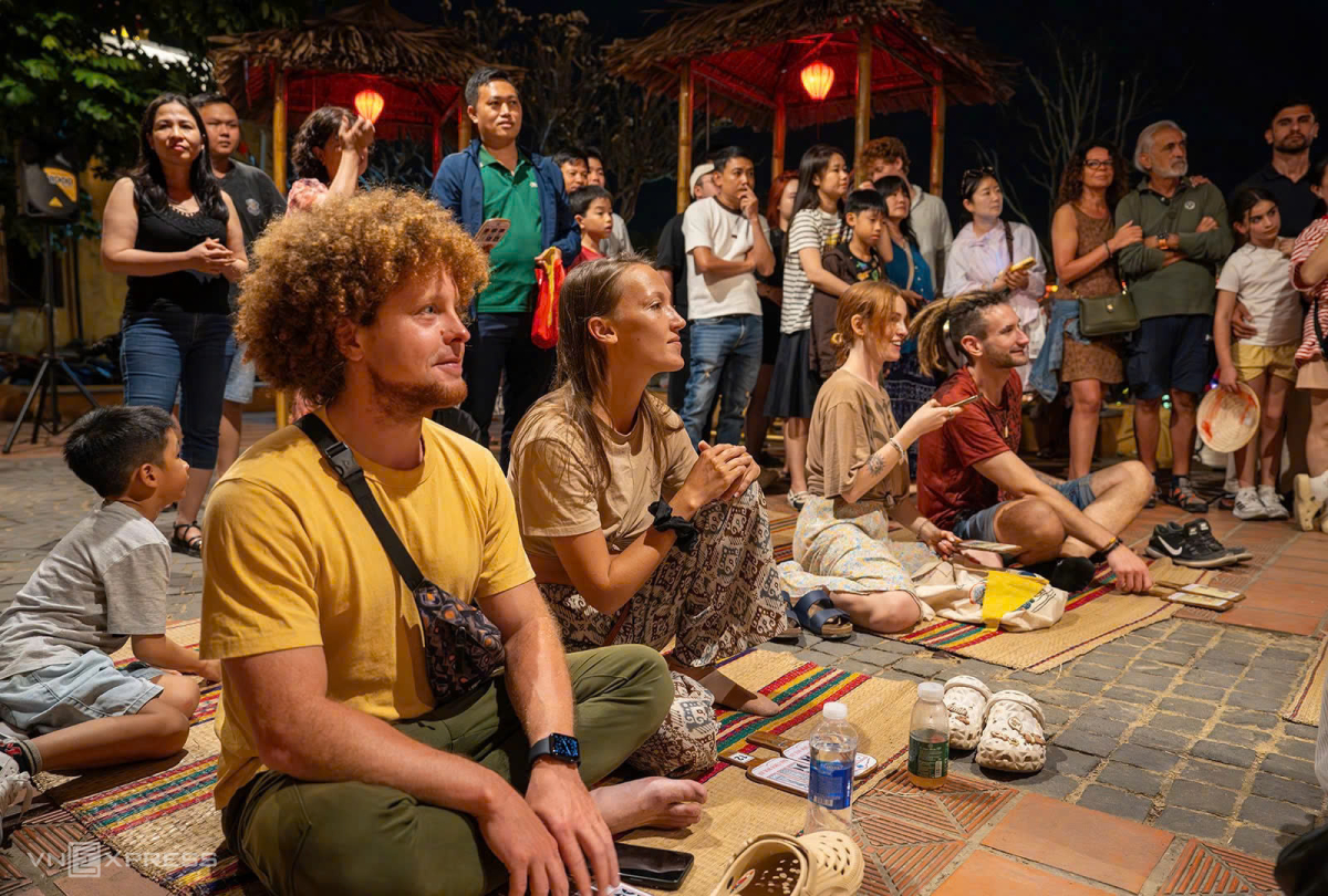 Nhiều người lần đầu tiên được đón Tết cổ truyền của Việt Nam. Ảnh:&nbsp;Cường Art