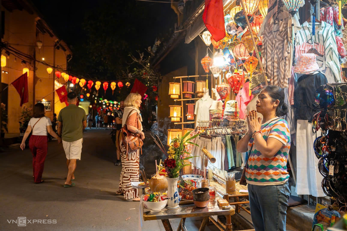 Chị Hòa bày biện mâm cúng trước giao thừa hơn hai tiếng. Ảnh:&nbsp;Cường Art