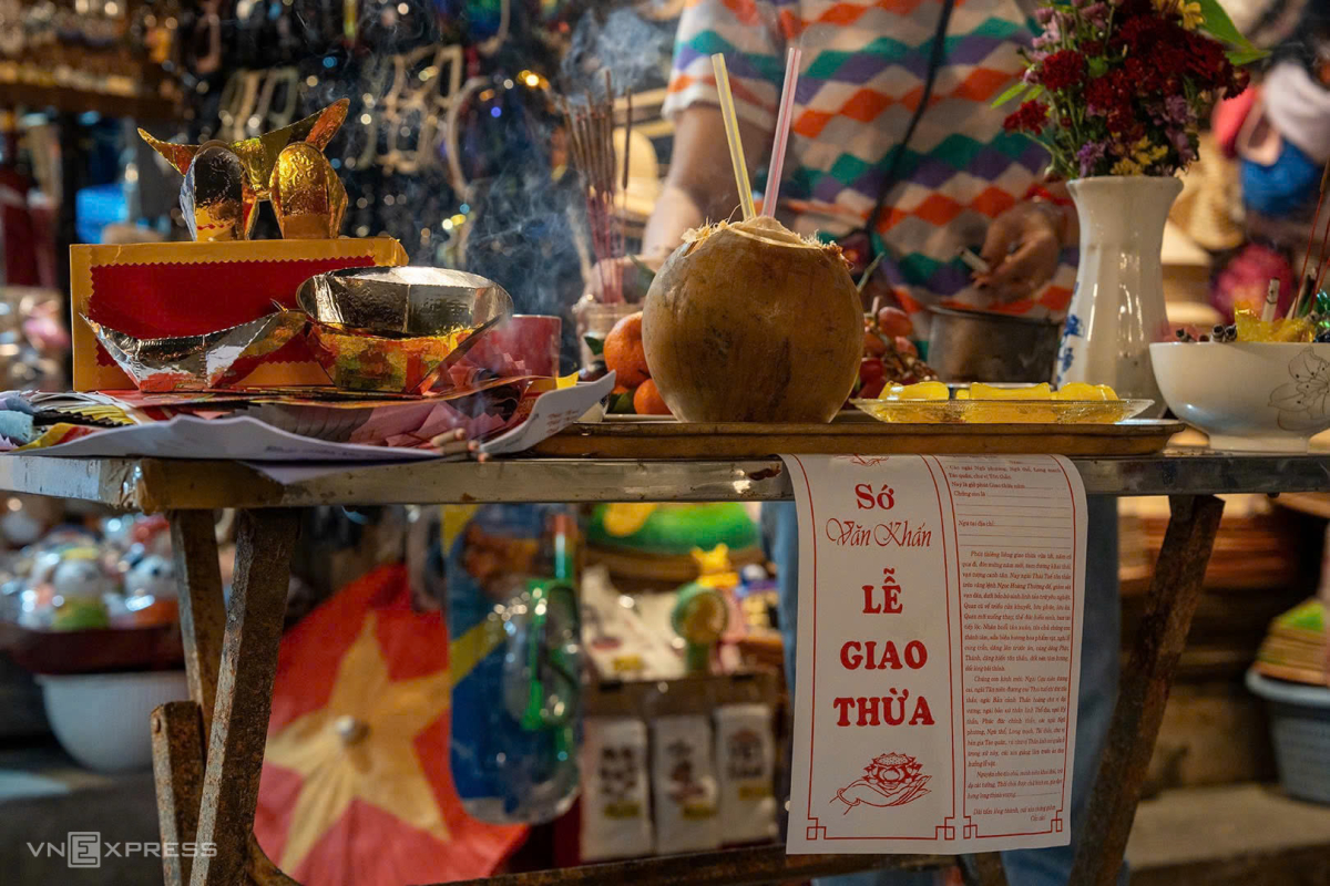 Mâm cúng có ngũ quả, hoa tươi kèm sớ. Ảnh:&nbsp;Cường Art