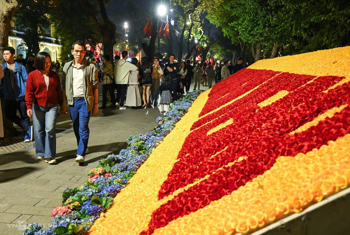 Quanh Hồ Gươm, người dân tản bộ trong tiết trời mát mẻ khoảng 22 độ C. Ảnh:&nbsp;Giang Huy