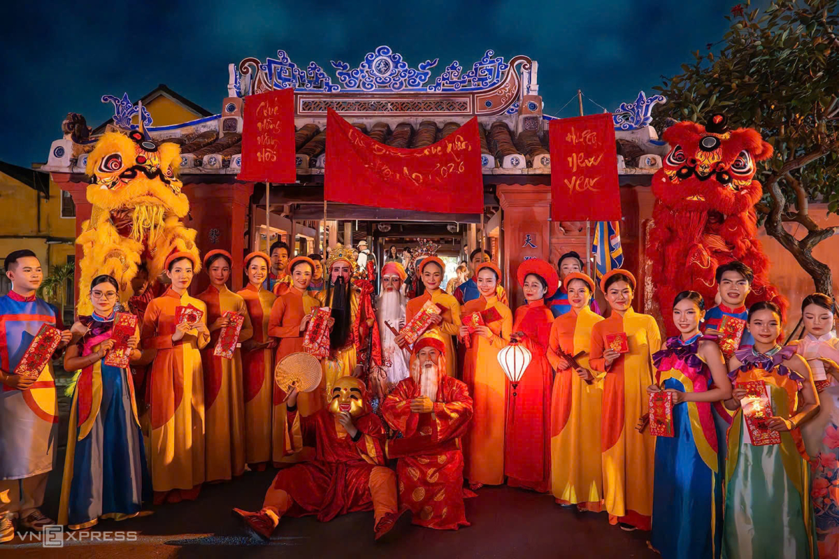 Các diễn viên Trung tâm Quản lý Bảo tồn Di sản Văn hóa Hội An tập trung trước Chùa Cầu, chuẩn bị diễn văn nghệ đêm giao thừa. Ảnh:&nbsp;Cường Art