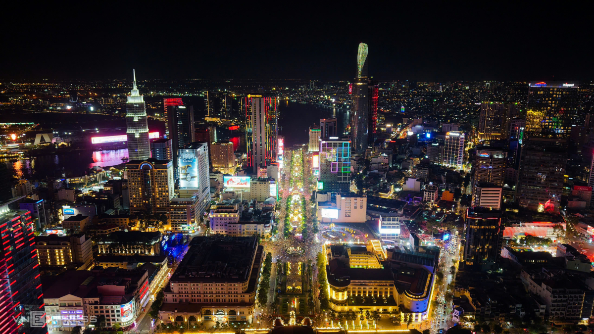 Một góc đường Nguyễn Huệ và các tòa nhà cao tầng ở trung tâm TP HCM rực sáng trong đêm giao thừa. Ảnh:&nbsp;Thanh Tùng