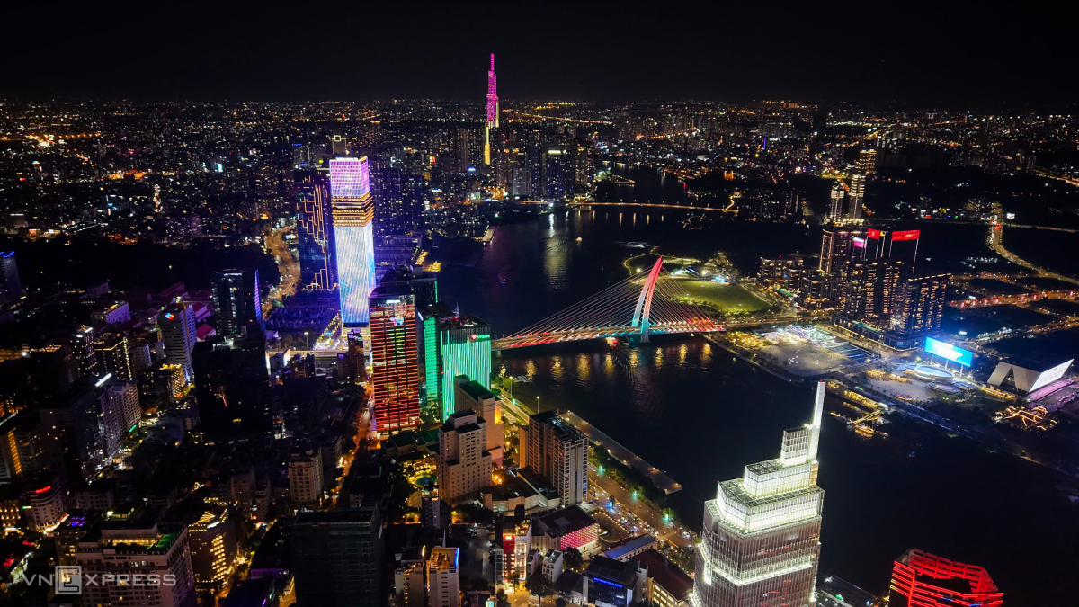Cầu Ba Son cùng nhiều cao ốc như Landmark 81, Saigon Marina IFC sáng rực trong đêm. Ảnh:&nbsp;Thanh Tùng
