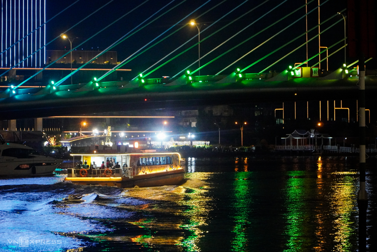 Buýt sông Sài Gòn chạy liên tục trong đêm. Ảnh:&nbsp;Giang Anh