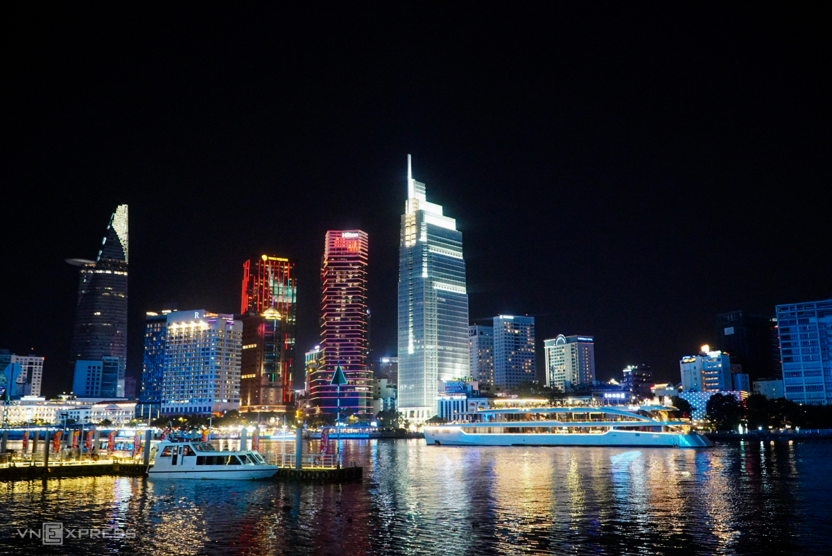 Các chuyến buýt sông Sài Gòn di chuyển qua trung tâm thành phố. Ảnh:&nbsp;Giang Anh