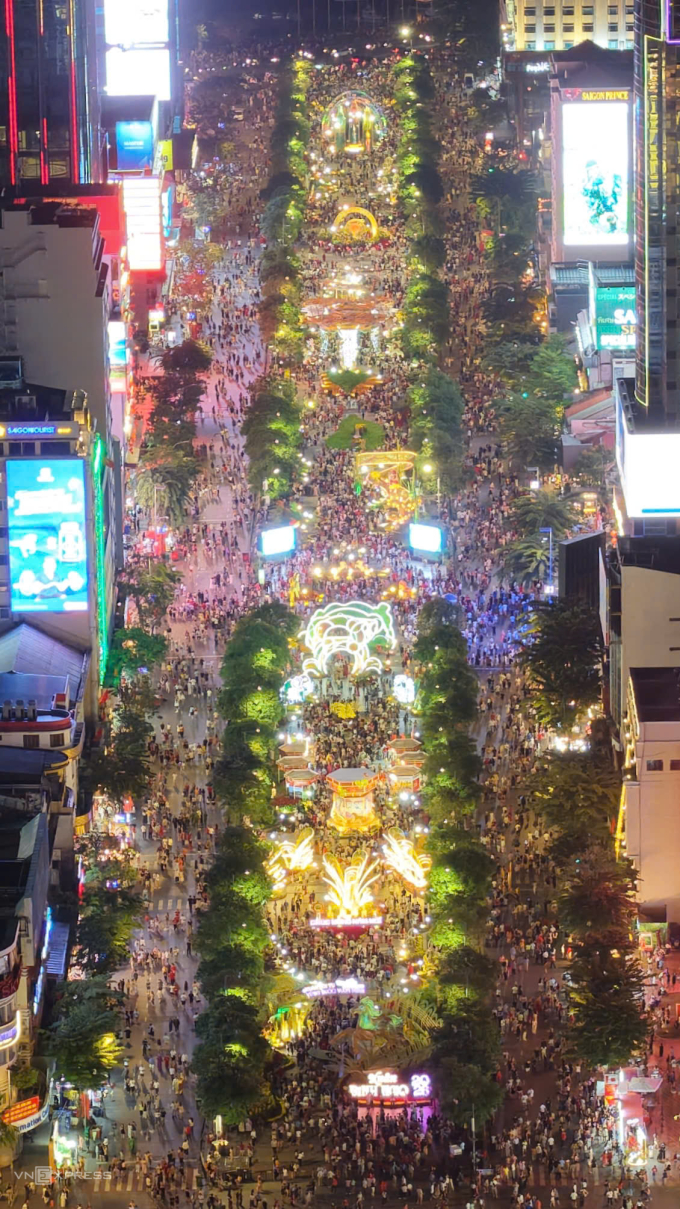 Đường hoa Nguyễn Huệ đông nghịt người trong đêm giao thừa, Ảnh:&nbsp;Thanh Tùng