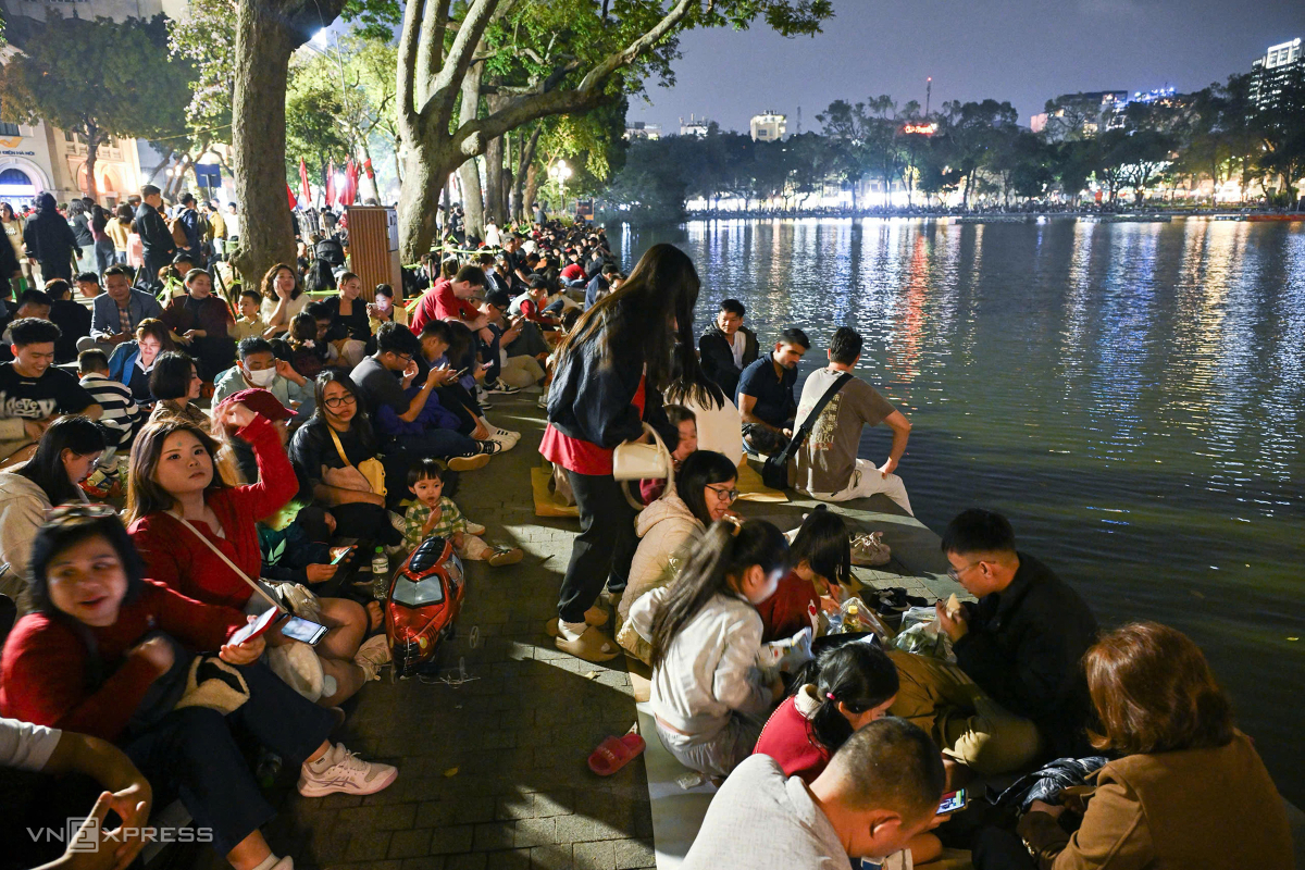 Quanh bờ Hồ không còn chỗ trống khi người dân "xí" chỗ xem pháo hoa. Ảnh:&nbsp;Giang Huy
