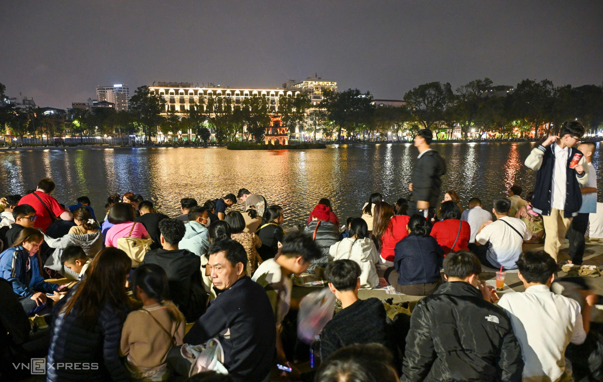 Nhiều người dân đến từ sớm và ngồi đợi 3-4 tiếng trước giờ pháo hoa giao thừa khai hỏa. Ảnh:&nbsp;Giang Huy