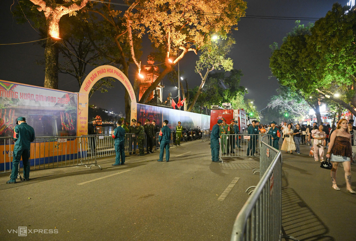 Hàng rào bảo vệ được thiết lập quanh trận địa pháo hoa bên Hồ Gươm. Ảnh:&nbsp;Giang Huy