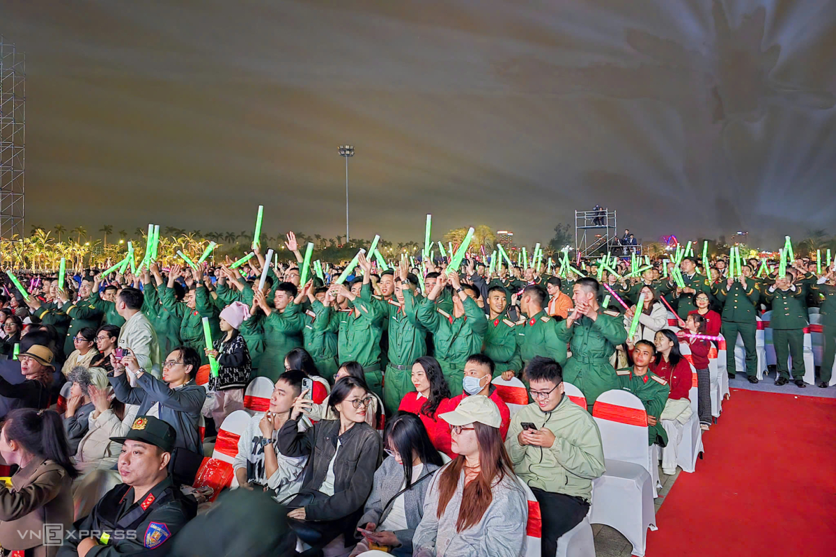 Hàng nghìn người xem chương trình chào xuân diễn ra từ 21h. Ảnh: Lê Tân
