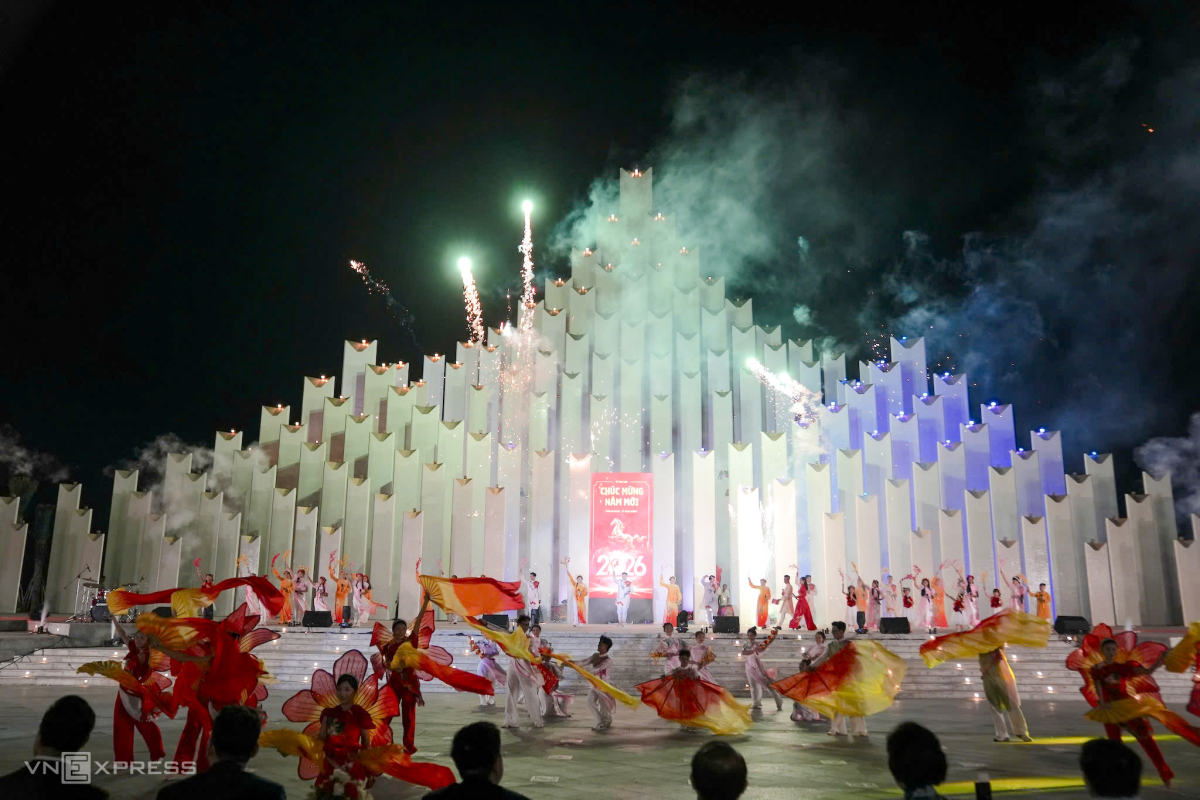 Trình diễn văn nghệ trước tháp Tam Thắng. Ảnh:&nbsp;Trường Hà