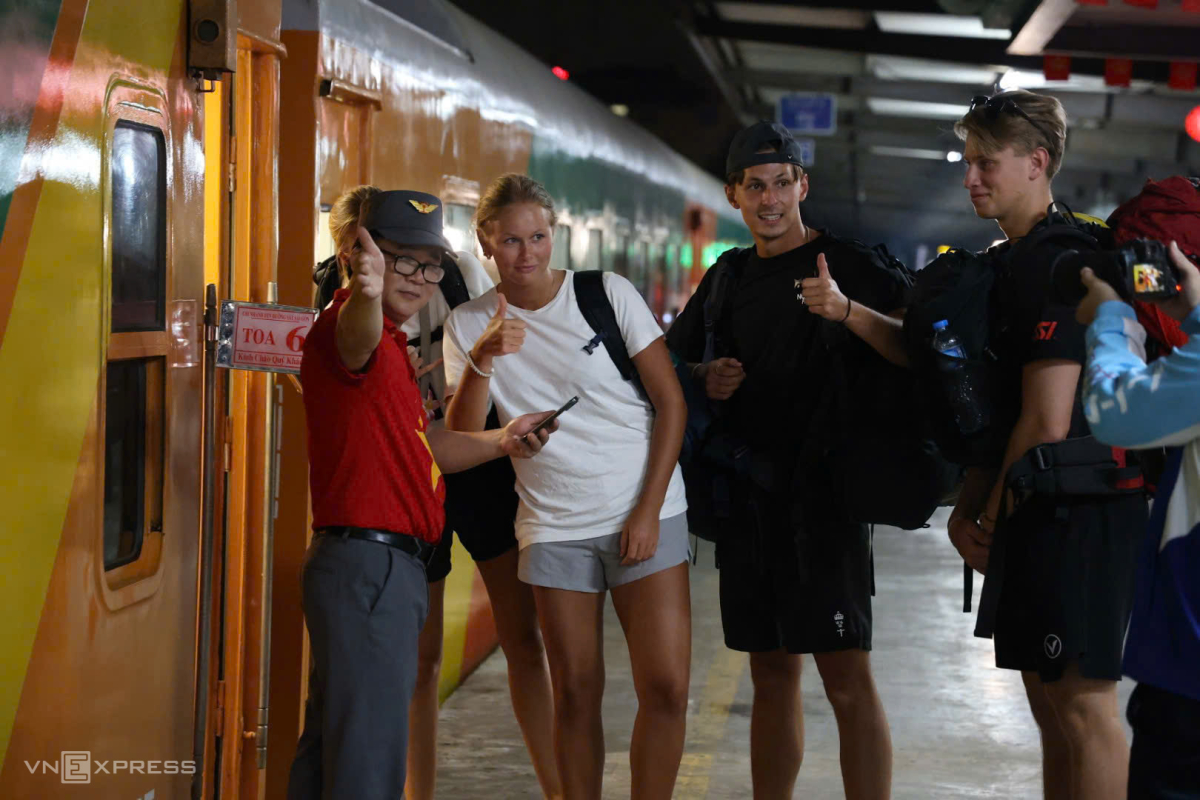 Hành khách lên chuyến tàu cuối cùng năm Ất Tỵ rời ga Hà Nội. Ảnh:&nbsp;Ngọc Thành