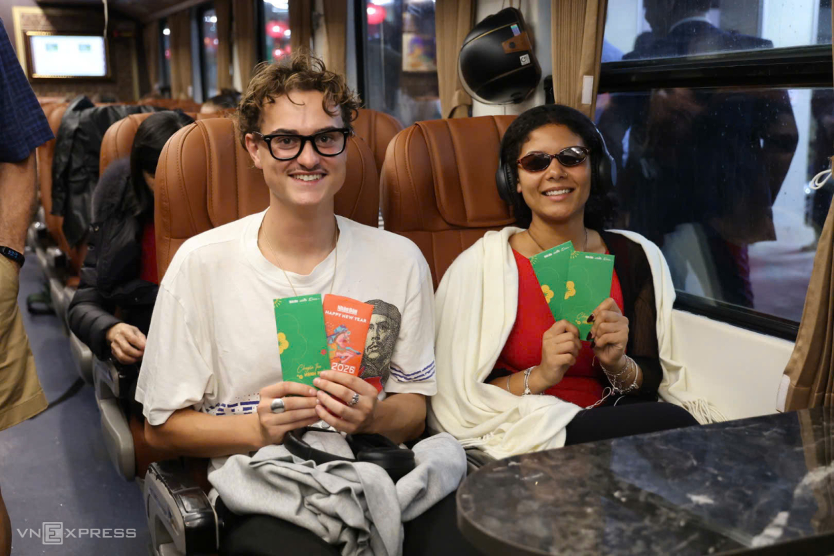 Hành khách nhận mừng tuổi từ ban tổ chức. Ảnh:&nbsp;Ngọc Thành