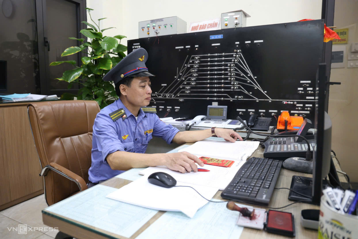 Nhân viên đường sắt ứng trực đêm giao thừa. Ảnh:&nbsp;Ngọc Thành