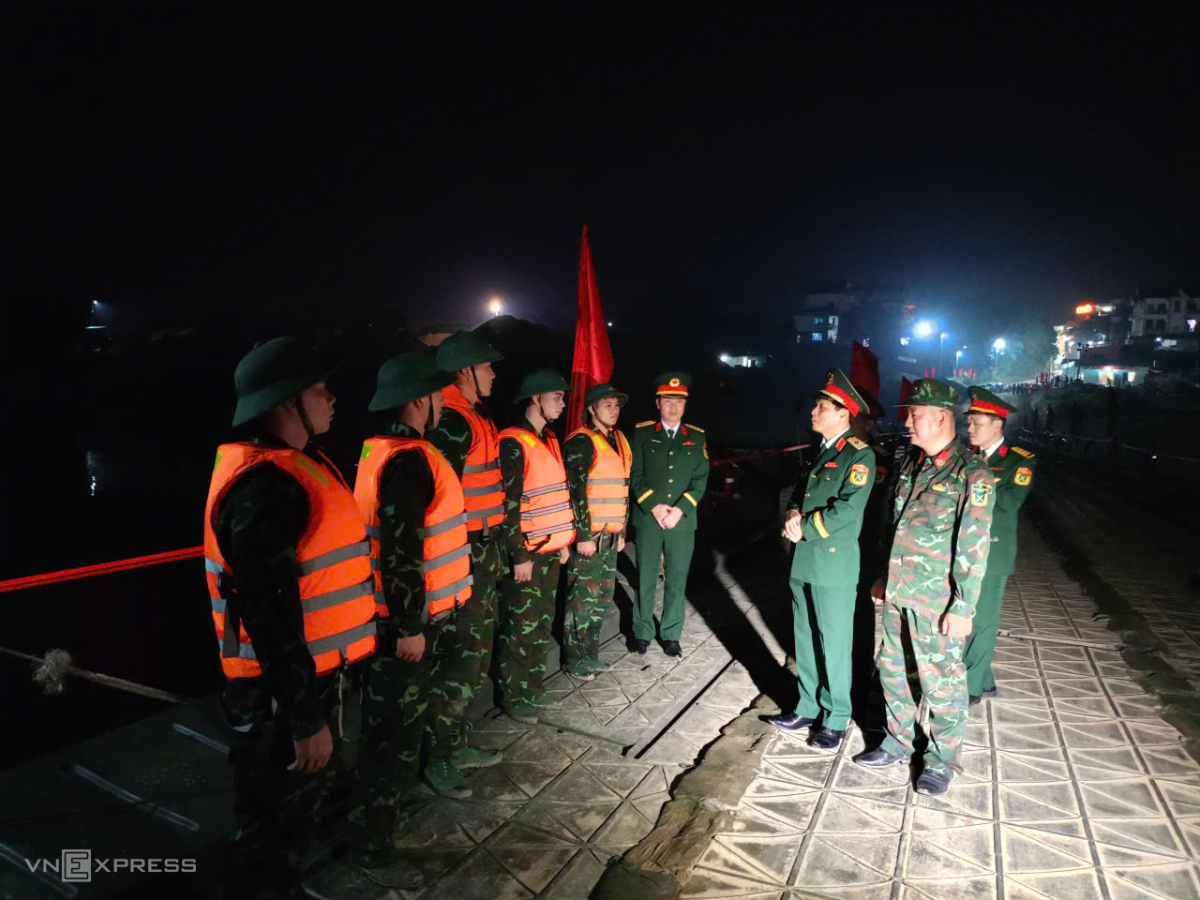 Lãnh đạo Quân khu 2 chúc Tết bộ đội Lữ đoàn Công binh 249 đang làm nhiệm vụ vận hành cầu phao đêm giao thừa. Ảnh:&nbsp;Hoàng Dũng