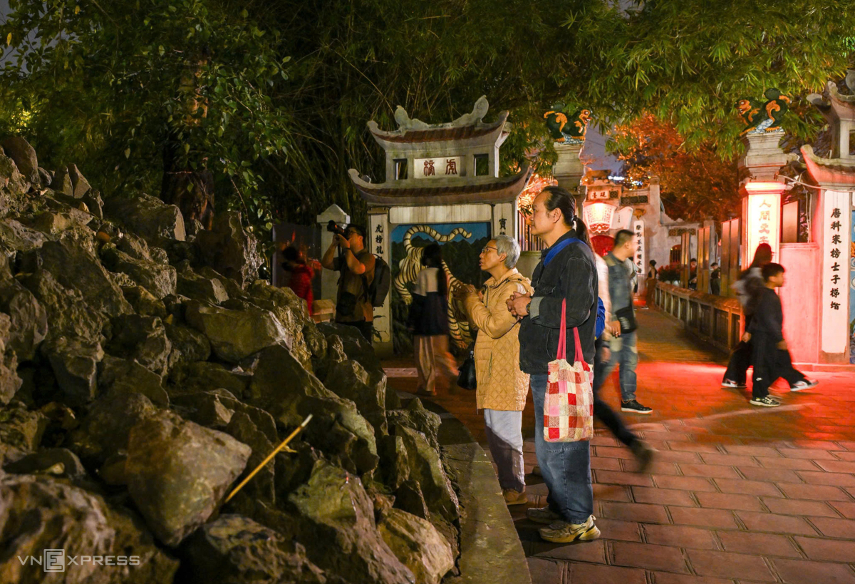 Trước giao thừa, người dân tập trung lễ bái quanh khu vực đền Ngọc Sơn. Ảnh: Giang Huy