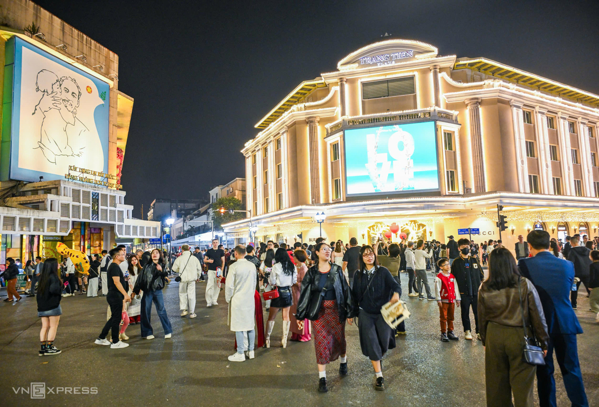 Ngã tư Tràng Tiền- Đinh Tiên Hoàng kín người du xuân. Ảnh: Giang Huy