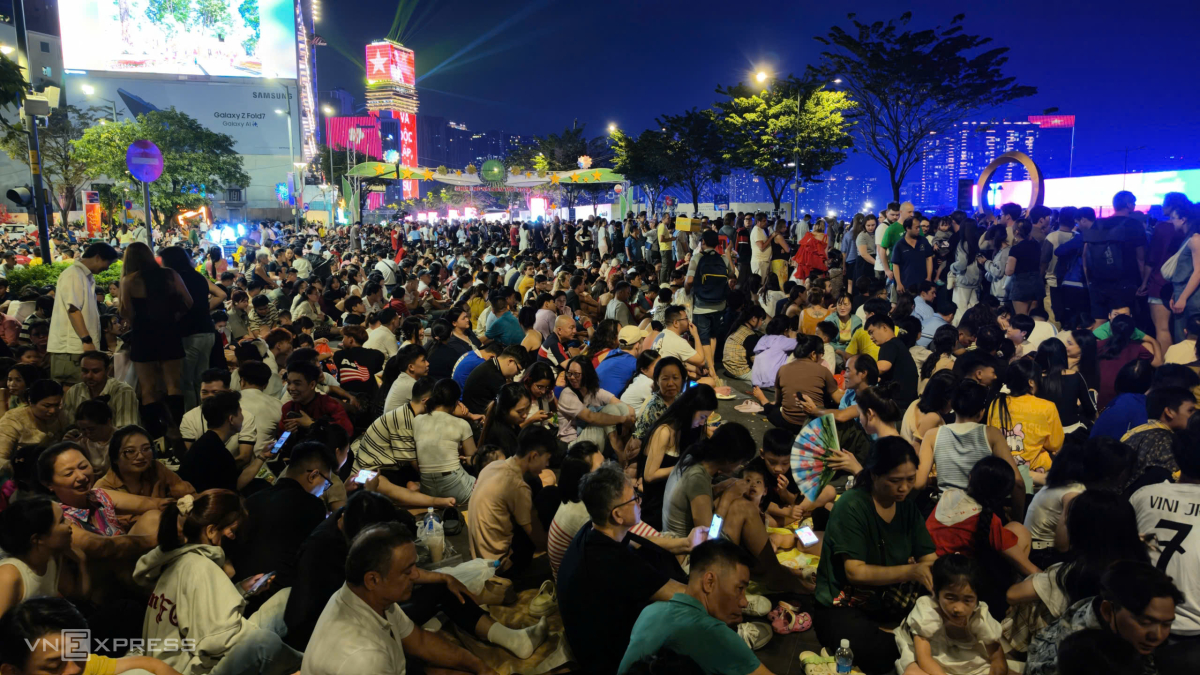 Công viên Bến Bạch Đằng - Tôn Đức Thắng đông nghịt người ngồi chờ xem pháo hoa. Ảnh: Đình Văn