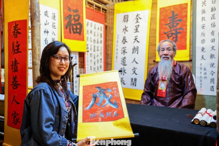 Người dân đổ về Văn Miếu - Quốc Tử Giám xin chữ, check-in ngựa độc bản - 4