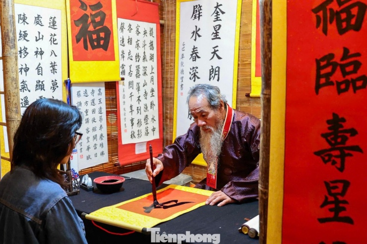 Những chữ “Phúc”, “Lộc”, “An”, “Tâm”, “Trí” được nhiều người lựa chọn. Chị Vân Anh (phường Đống Đa) cho biết, năm nào gia đình chị cũng đến xin chữ sau giao thừa. “Tôi xin chữ ‘An’ để mong năm mới bình yên, công việc thuận lợi”, chị nói.