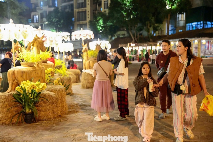 Bên cạnh hoạt động xin chữ, không gian năm nay thu hút sự chú ý với các tác phẩm nghệ thuật lấy hình tượng ngựa – linh vật của năm. Hàng chục bức tượng, tranh và mô hình ngựa được trưng bày dọc lối đi quanh hồ.