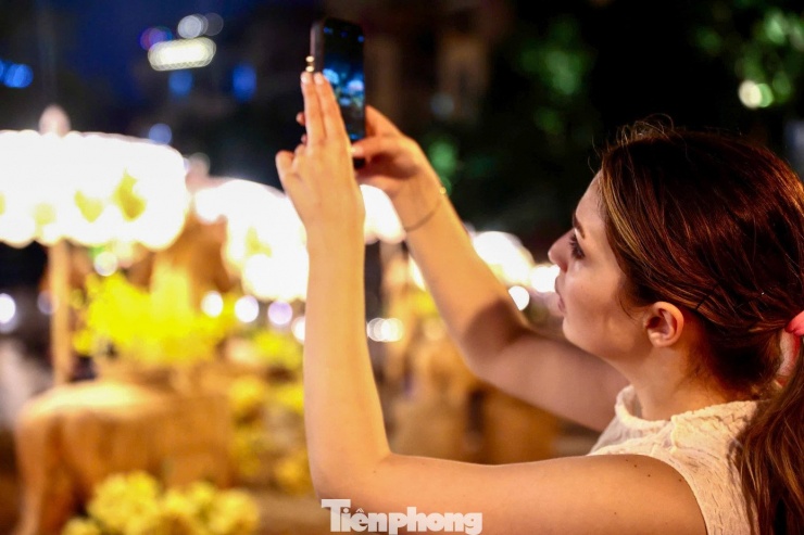 Người dân đổ về Văn Miếu - Quốc Tử Giám xin chữ, check-in ngựa độc bản - 9