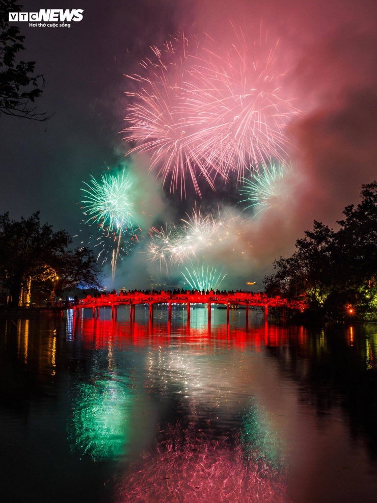 Bầu trời Hà Nội trở nên lộng lẫy với muôn màu pháo hoa chào năm mới Bính Ngọ.