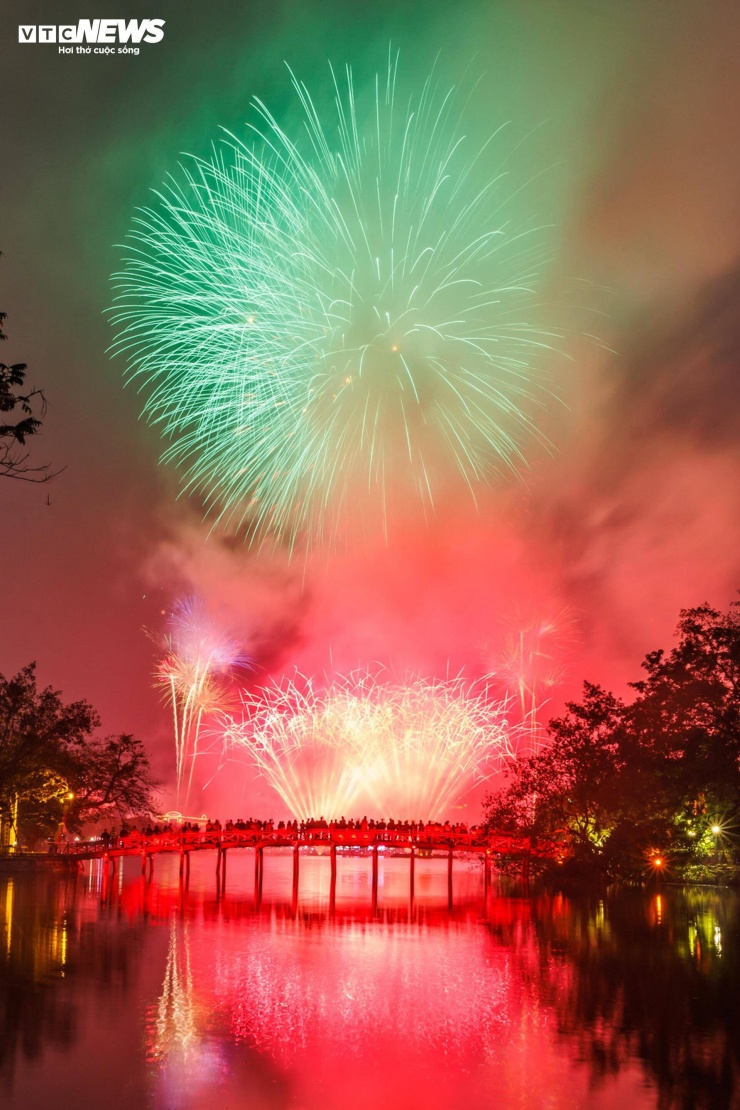 Màn pháo hoa rực rỡ kéo dài 15 phút.